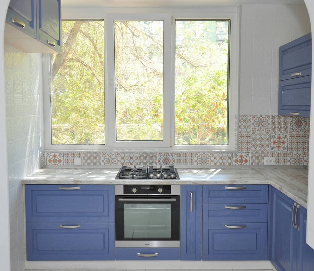 кухонный гарнитур для кухни с окном