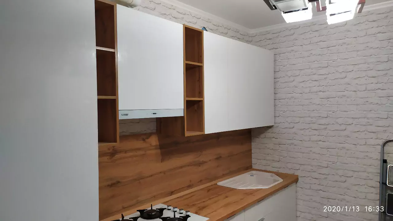 Белая кухня со столешницей под дерево белая кухня со столешницей под дерево
