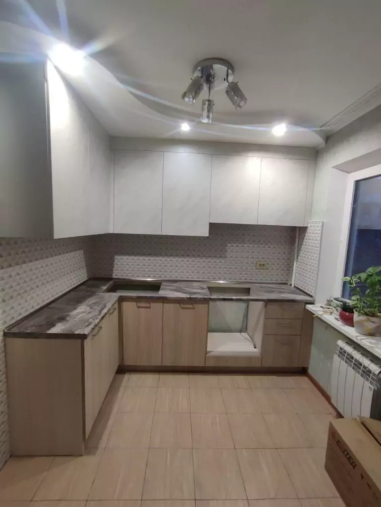 Светлая кухня с черной столешницей на заказ в Астрахани светлая кухня с черной столешницей